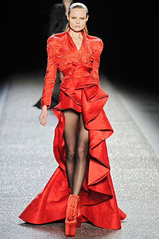 Vestido largo rojo falda irregular con volados Nina Ricci